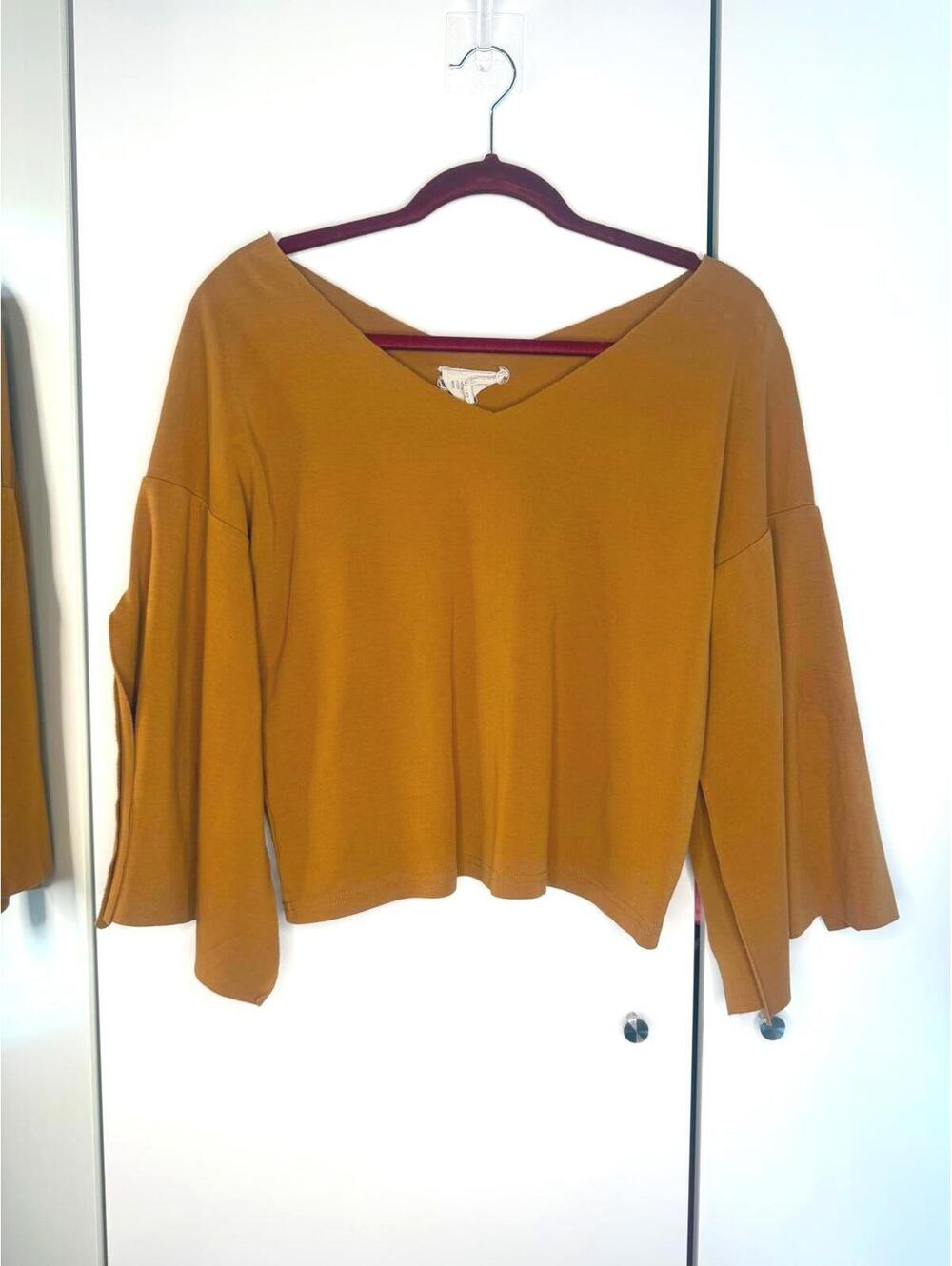 Moon River Women's Long Sleeve Top mustard V-Neck